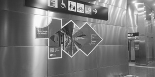 Metro Schrödinger és un poema minimalista sobre l’existència i la percepció. En un metro que és alhora aquí i absent, cada instant difumina realitat i buit, ser i no ser.