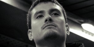 Rostro de hombre contrapicado con dos fluorescentes de fondo.