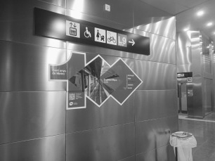 Metro Schrödinger és un poema minimalista sobre l’existència i la percepció. En un metro que és alhora aquí i absent, cada instant difumina realitat i buit, ser i no ser.