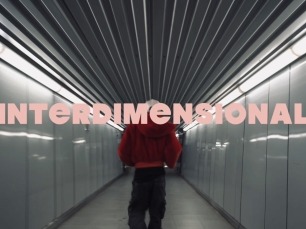 Dos jovenes se conocen en el metro de Barcelona; la historia se desarrolla entre dos realidades, mostrando el contraste entre el amor, la alegría, el juego y la nostalgia de lo que pudo haber sido. 