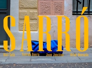 Portada del curtmetratge 'Sarró', que mostra una bossa blava en primer pla sobre un fons neutre, amb el títol 'Sarró' escrit a la part superior.