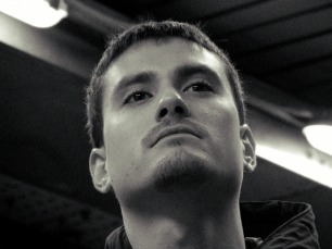 Rostro de hombre contrapicado con dos fluorescentes de fondo.